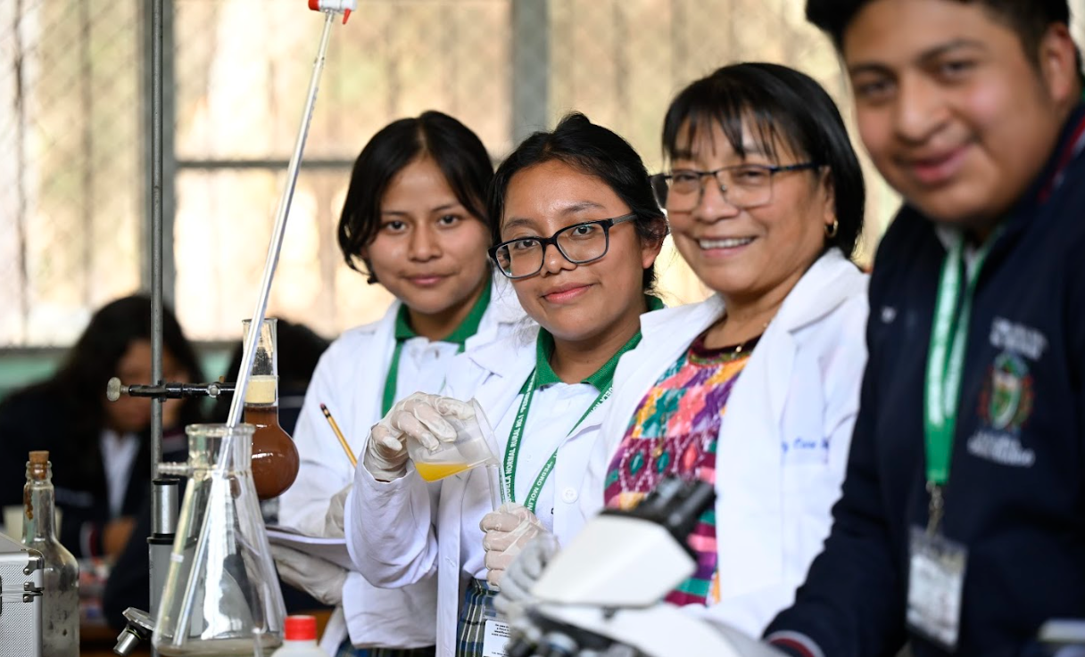 Becas por Nuestro Futuro impulsa carreras universitarias y técnicas a nivel nacional e internacional