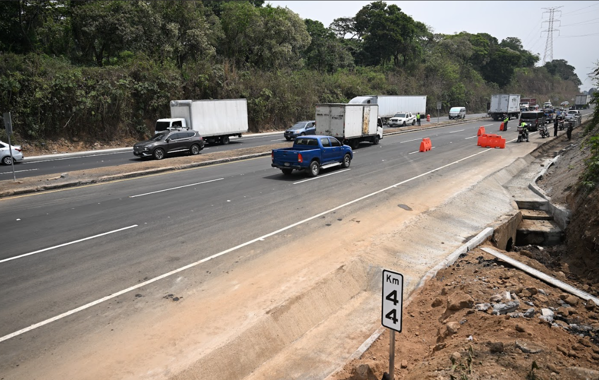 Reconstrucción del kilómetro 44 Palín-Escuintla tuvo una inversión de 59 millones de quetzales. / Foto: Alex Jacinto y Byron de la Cruz.