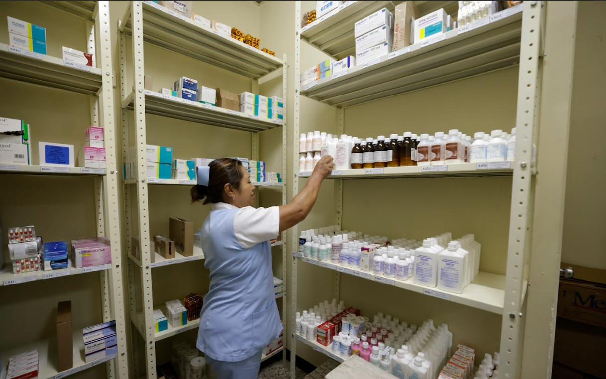 Farmacia Proam en la Antigua Guatemala ofrece 183 medicamentos de calidad y a bajo costo. / Foto: Dickens Zamora y Alvaro Interiano.