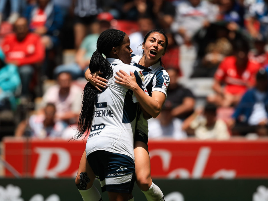 Ana Lucía Martínez festejando el gol del empate que les da la clasificación. / Foto: X @Rayadas.