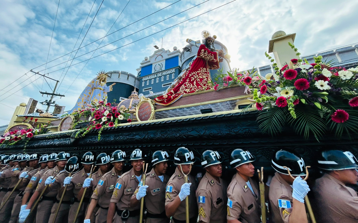 Jesús Nazareno de la Guardia de Honor recorre las calles este cuarto domingo de Cuaresma . / Foto: Mindef.