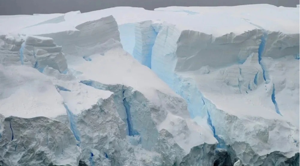 La imagen de archivo muestra como se desprenden bloques de hielo de un glaciar en la Antártida, lo que causa cambios en la corriente interpolar antártica. /Foto: EFE