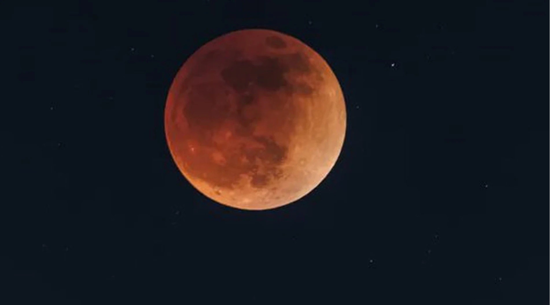 Durante el desarrollo de eclipse total de Luna, la noche de este jueves, se podrá observar el fenómeno Luna de sangre.