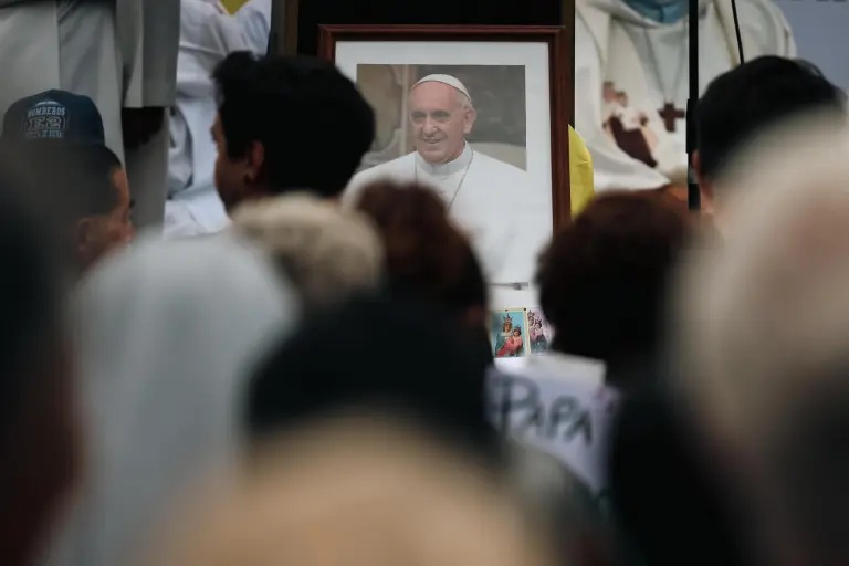 Feligreses oran por la salud del papa Franciasco, quien podría no estar presente en la celebración de Semana Santa, en una misa celebrada esta semana.