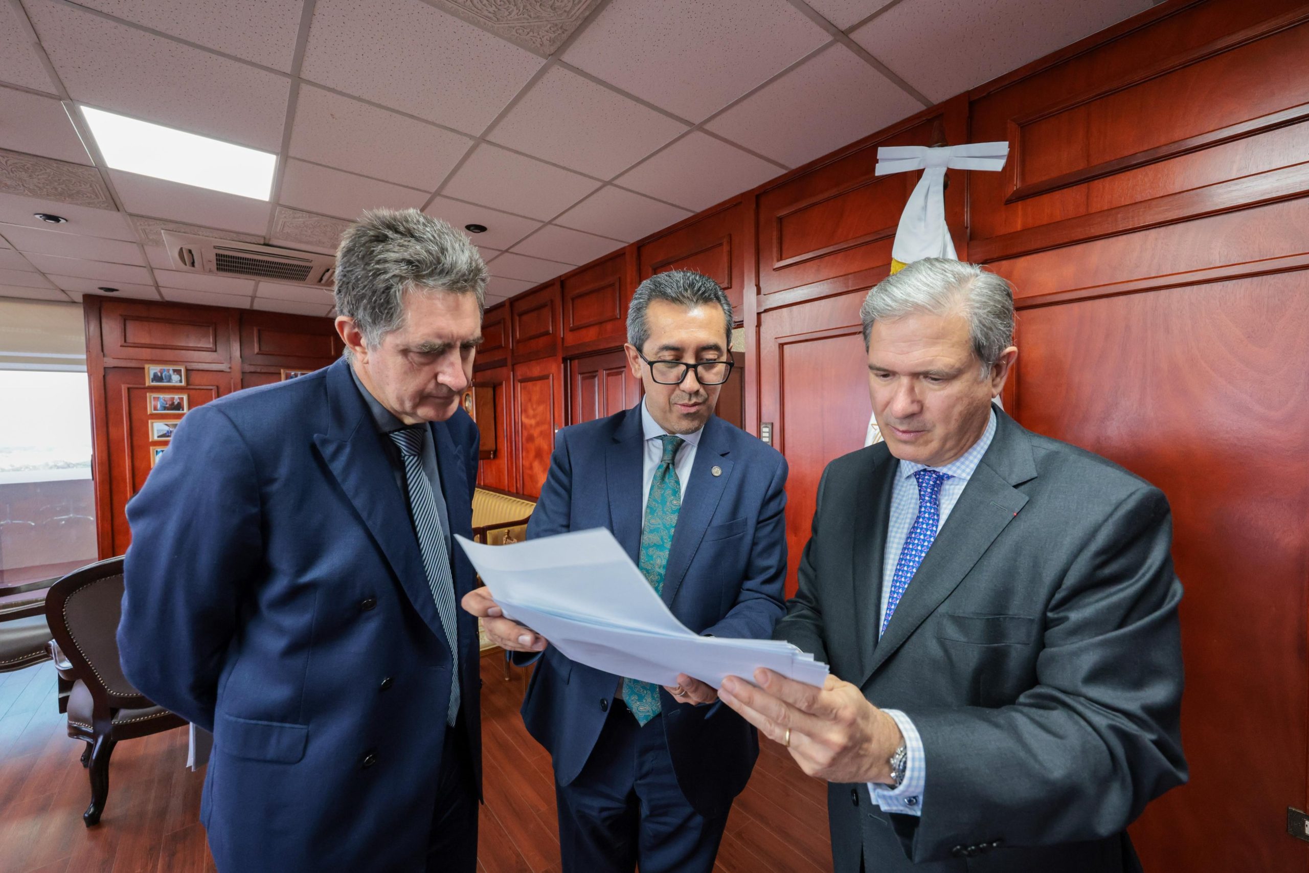 Ministro de Finanzas, Jonathan Menkos, recibe al embajador de Francia. / Foto: Minfin.