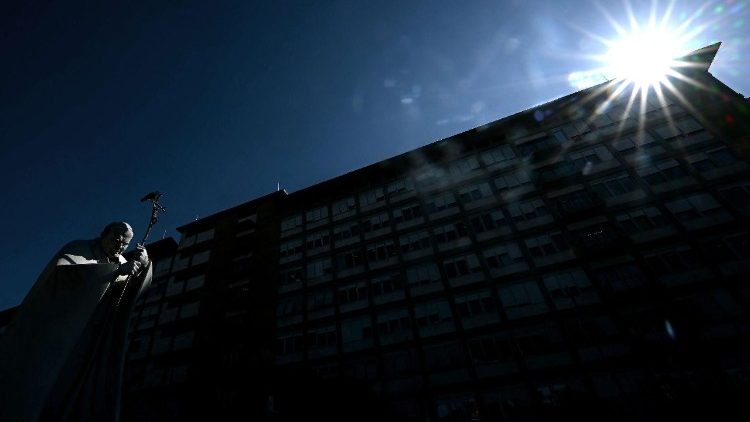 El papa Francisco, quien lleva 20 días recluido en el hospital Gemelli, no pudo participar en la celebración del Miércoles de Ceniza.