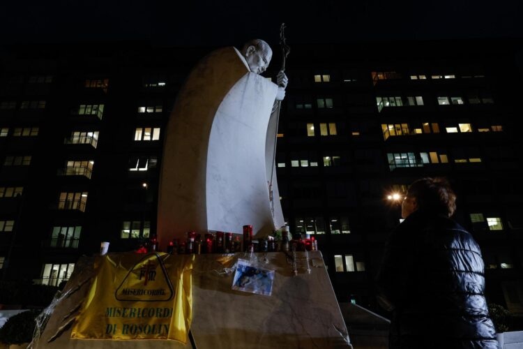 Al caer la noche de este lunes, las personas que acuden a orar por la salud del Papa se van alejando de la plaza del hospital Gemelli.