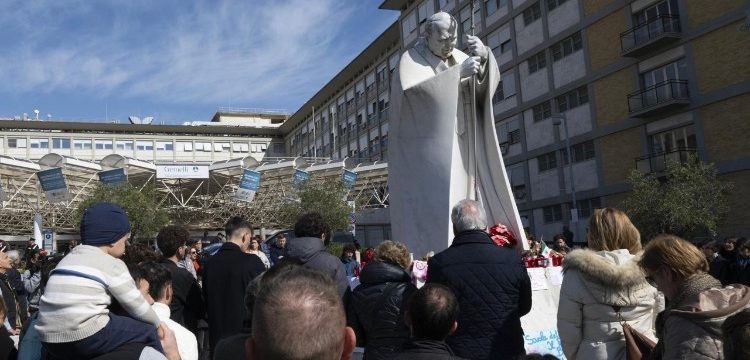 Luego de 19 días, feligreses continúan acudiendo al hospital Gemelli de Roma para orar por la salud del papa Francisco. /Foto: tomada de Vatican News en línea