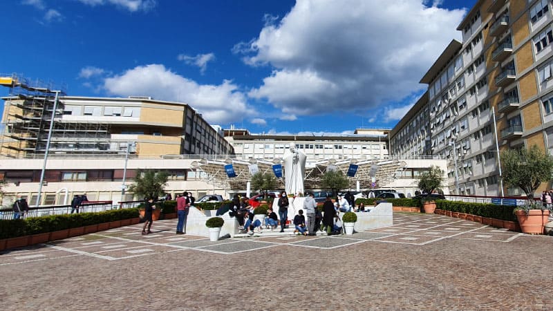 Plaza del hospital Gemelli, de Roma, donde se encuentra recluido el papa Francisco desde hace 27 días.
