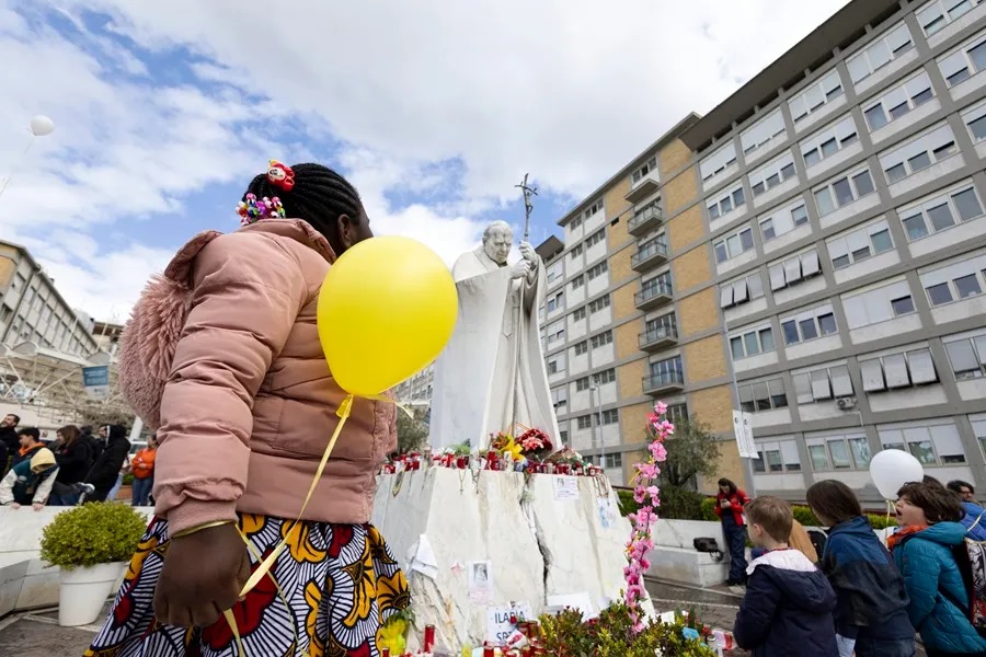 Numerosas personas y decenas de niños acudieron este domingo a la plaza del hospital Gemelli a rogar por la salud del papa Francisco.