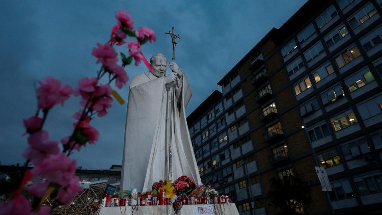 El papa Francisco cumple este viernes 14 de marzo un mes internado en el hospital Gemelli, de Roma.