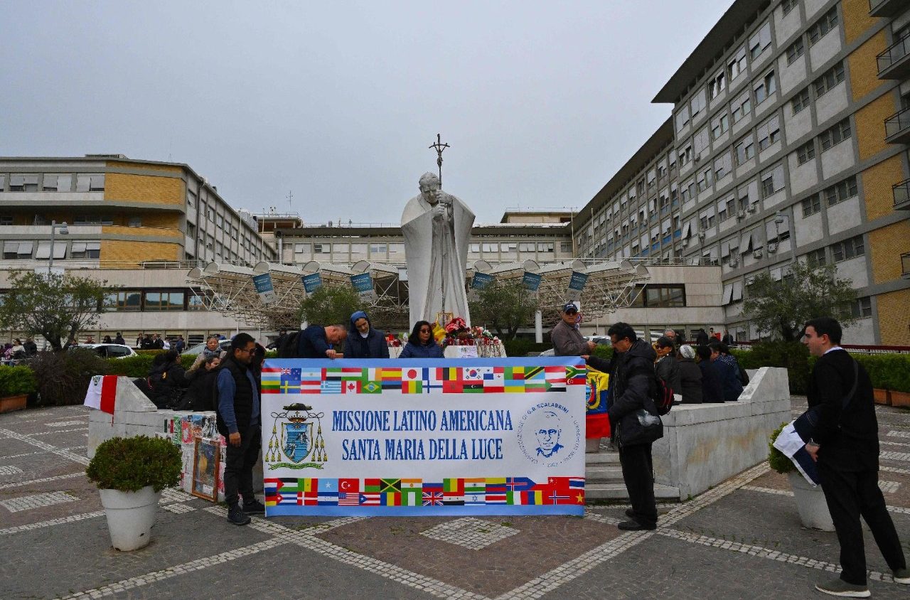 Un grupo de latinoamericanos llegó este sábado a la plaza del hospital Gemelli, de Roma, para pedir por la recuperación del Papa.