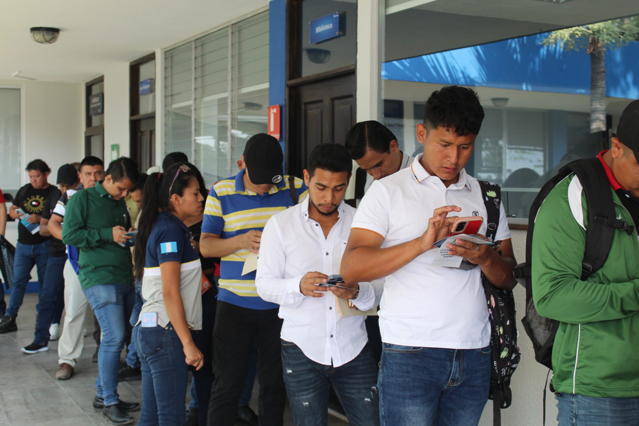 Jóvenes y adultos asisten a la Feria Nacional del Empleo en Chiquimula