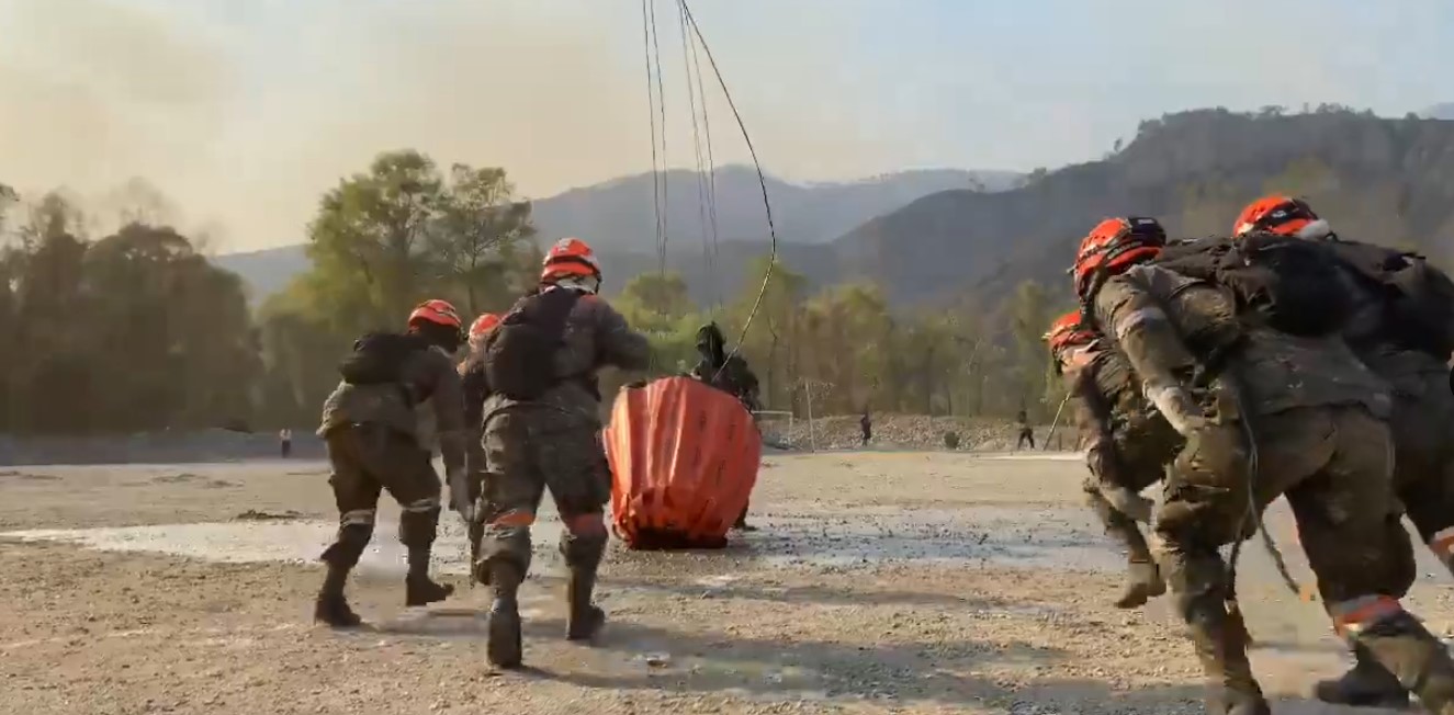 El Ejército apoya labores de supresión de incendio forestal en Sacapulas, Quiché