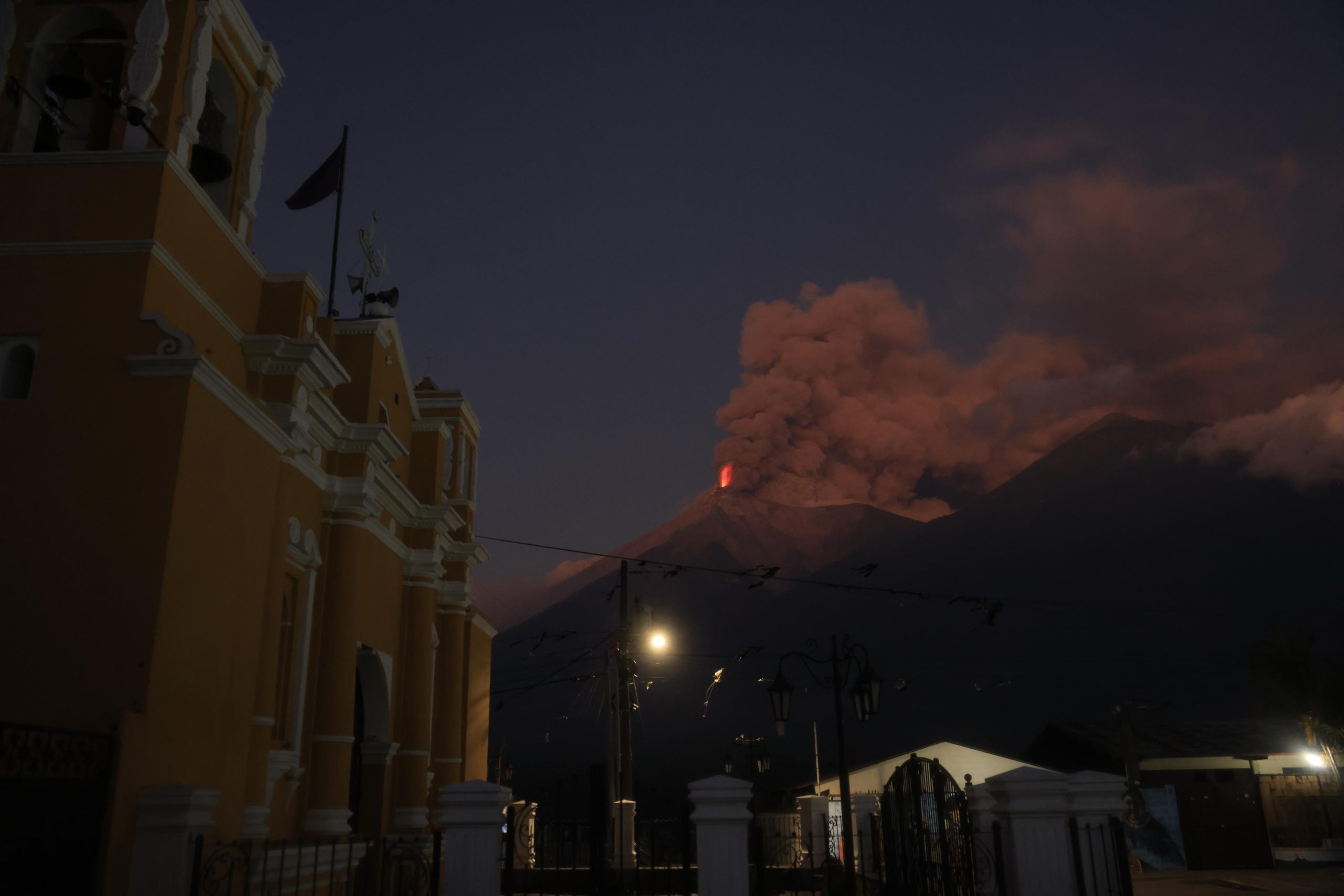 Inguat advierte a turoperadores de restricciones sobre volcán de Fuego
