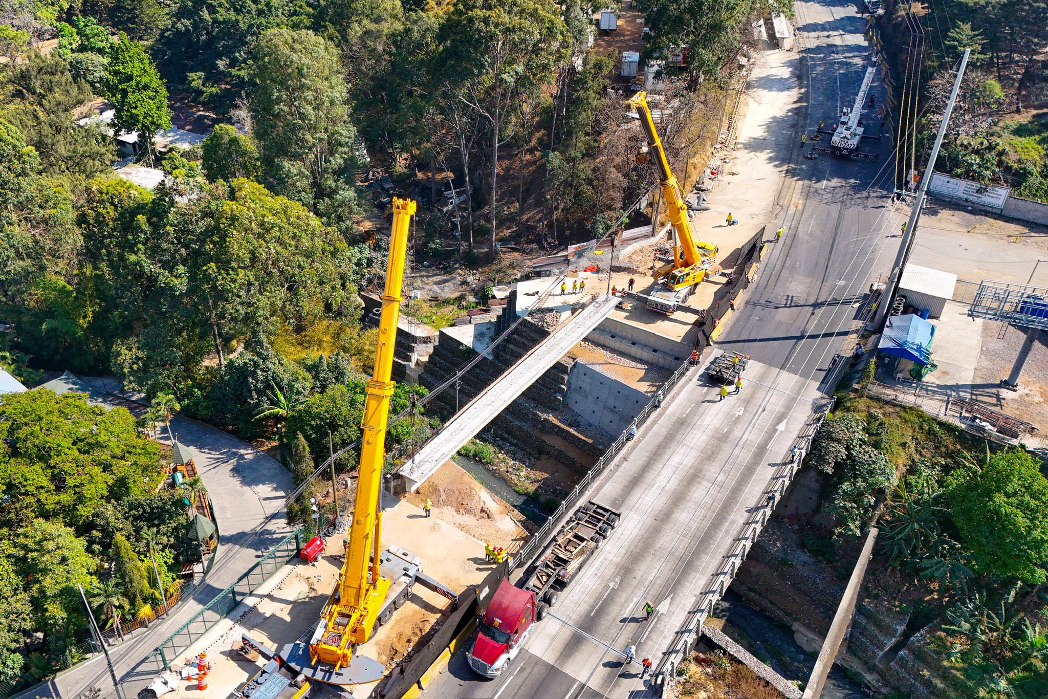 Grúas de gran tamaño trabajan en la colocación de vigas longitudinales del segundo puente que se construye en el km 17.5 de la ruta al Pacífico. /Foto: Covial