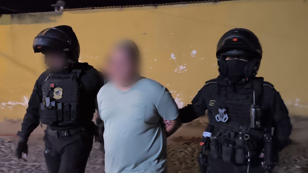 Agentes de la PNC trasladan a presunto integrante de la banda de secuestradores llamada "los Depredadores".