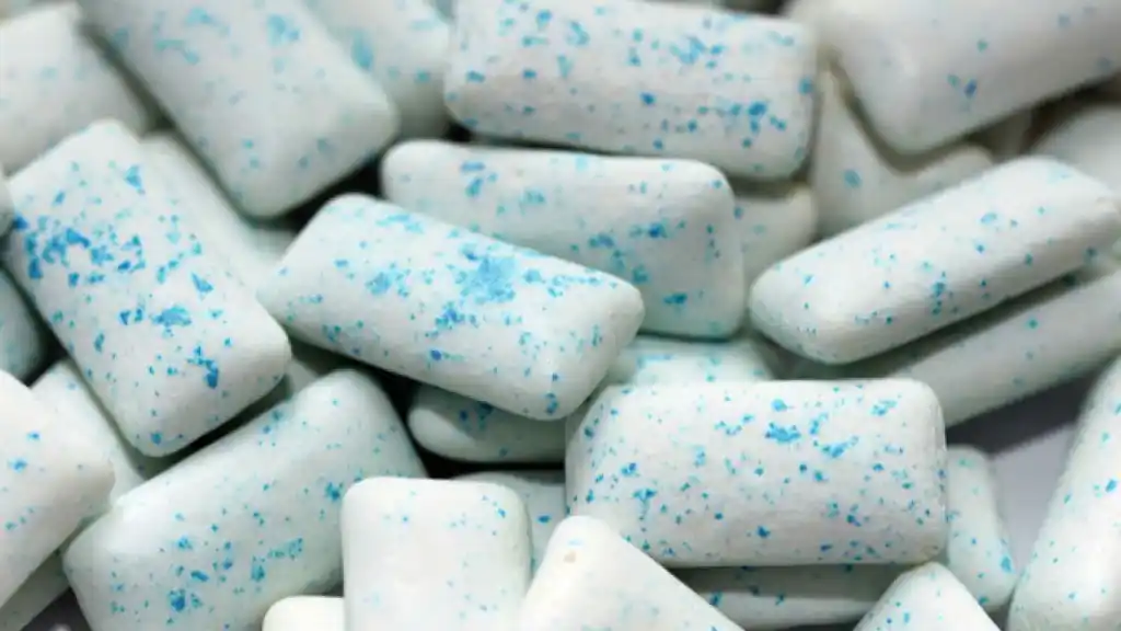 Los chicles liberan miles de piezas de microplástico en la boca y luego en el ambiente. / Foto: El Español.