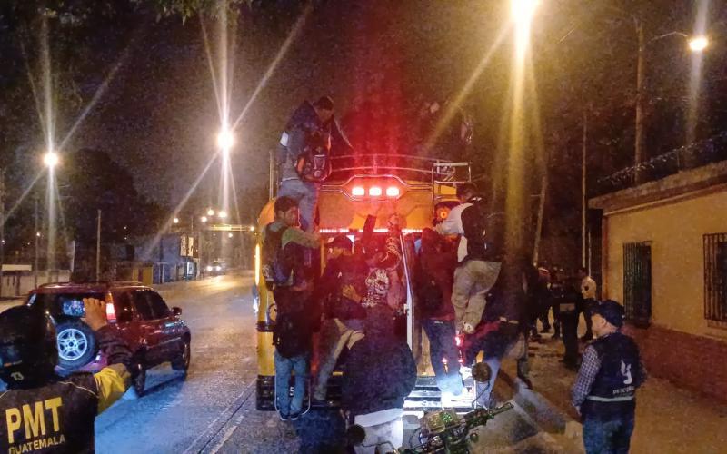 La DGT impone multas de 3 mil quetzales a empresas de transporte extraurbano por circular con más pasajeros de los autorizados.