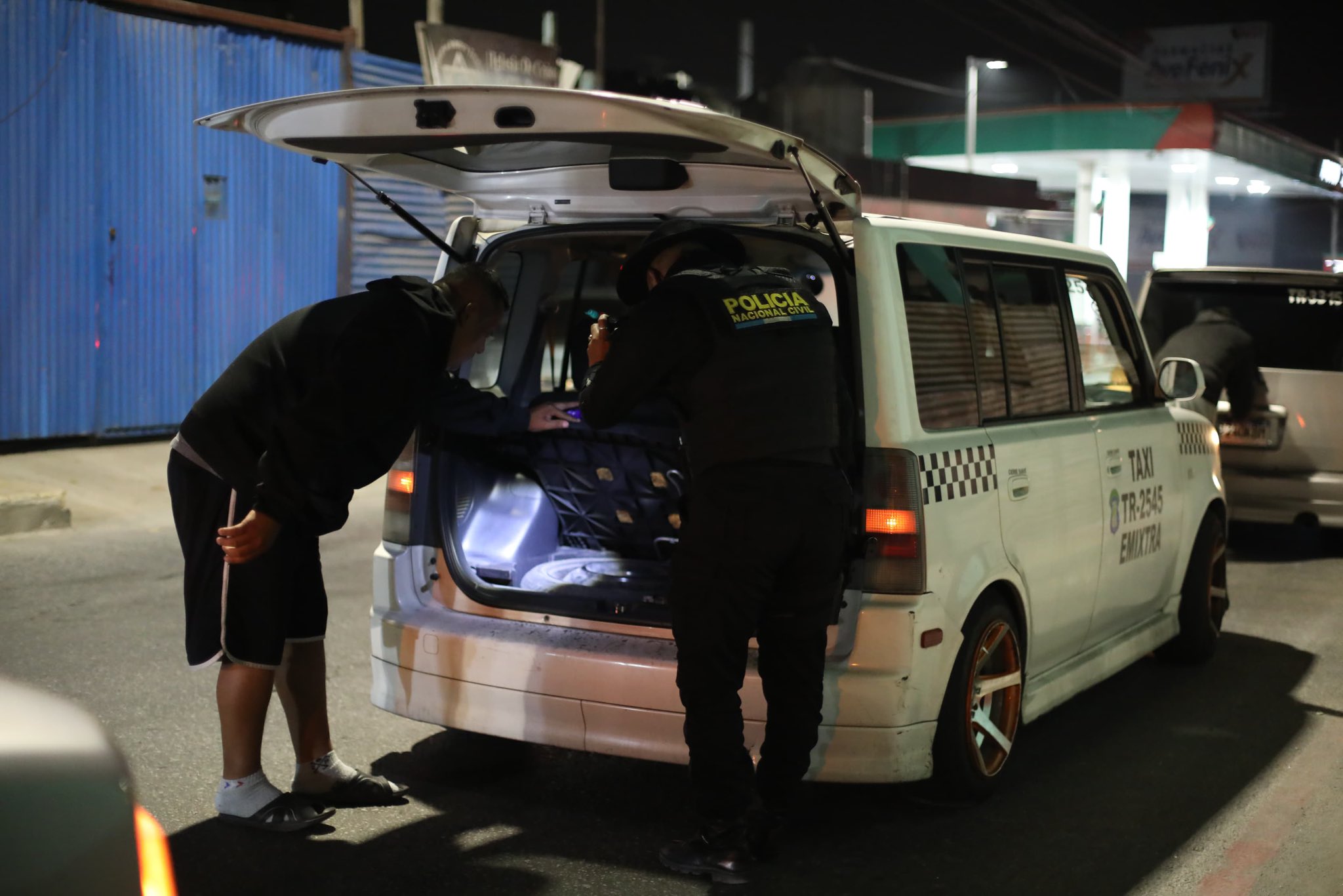 PNC efectúa operativos contra taxis piratas en El Milagro, Mixco