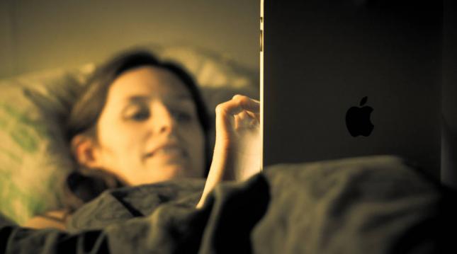 Una hora de pantallas después de acostarse dispara en 59 % el riesgo de insomnio