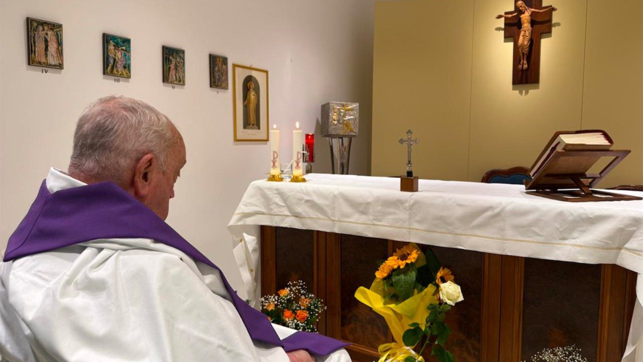 El Vaticano difindió este domingo la primera fotografía del papa Francisco desde que fue hospitalizado el 14 de febrero.