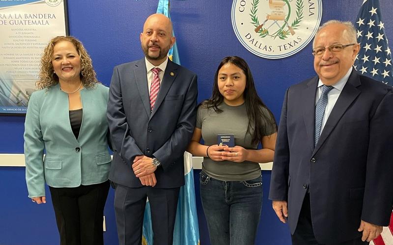 Durante la inauguración del centro de impresión de pasaportes, el canciller Martínez compartió con guatemaltecos residentes en Dallas.