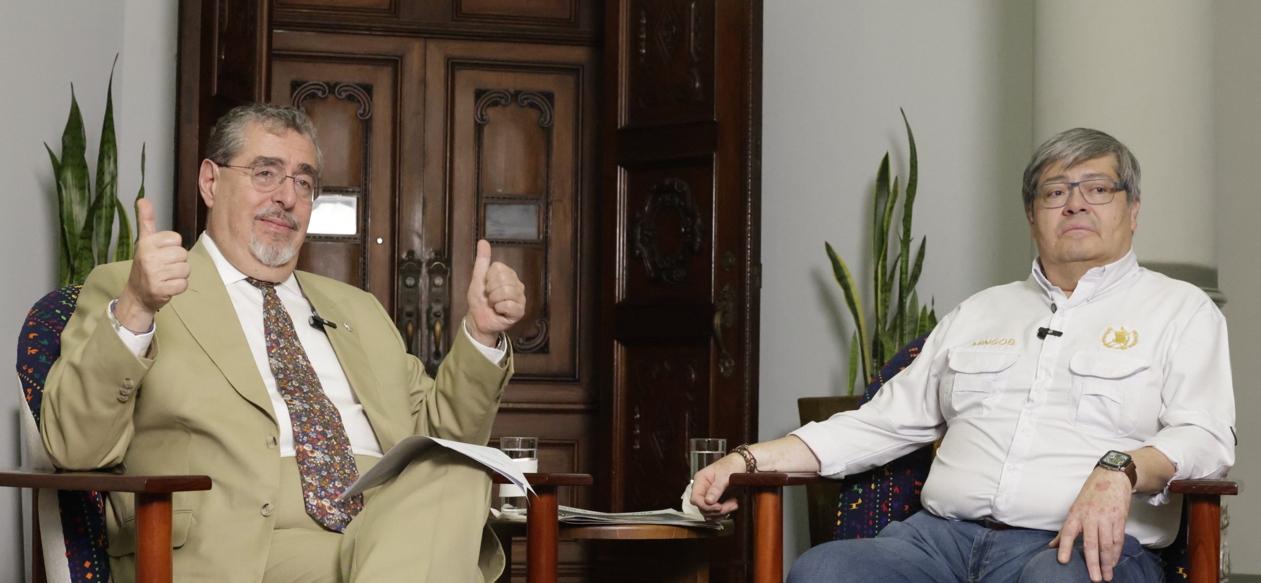 Presidente Arévalo dialoga con el ministro de Gobernación, Francisco Jiménez. / Foto: Antonio Ordóñez.
