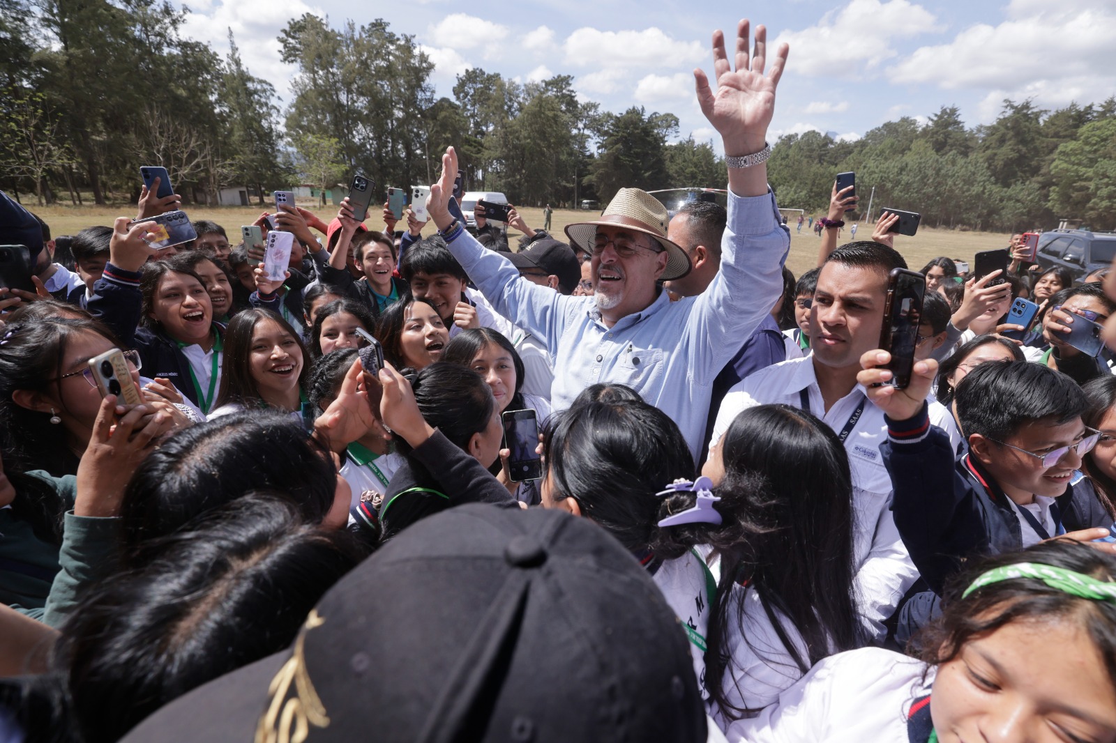 Presidente Bernardo Arévalo inaugura Becas por Nuestro Futuro