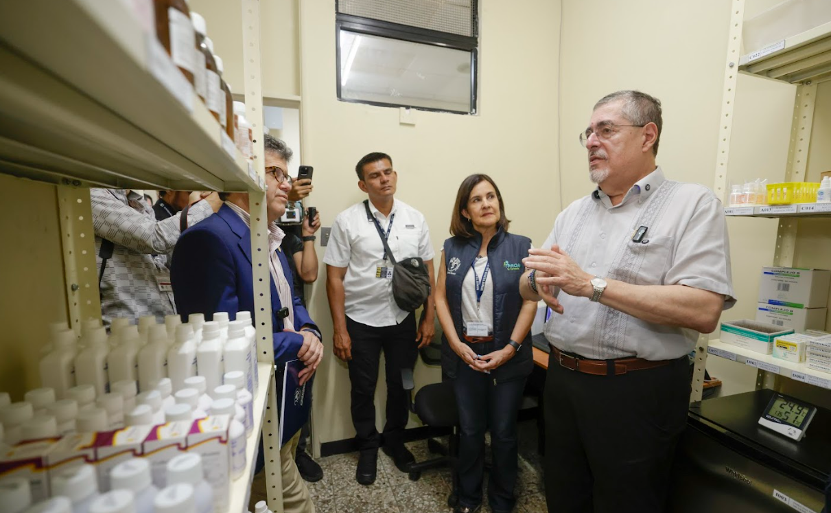 Presidente Bernardo Arévalo en habilitación de segunda farmacia Proam