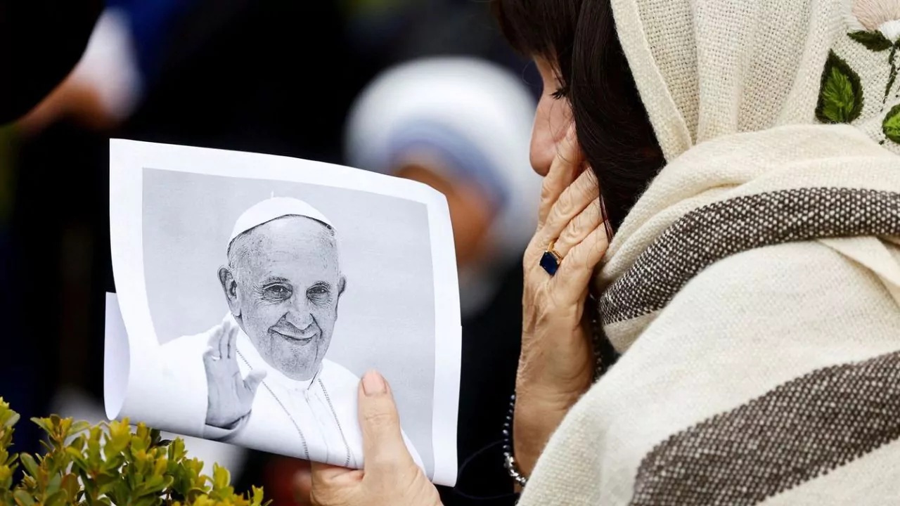 Además de su salud, las noticias falsas y las teorías de conspiración acechan al Papa Francisco.