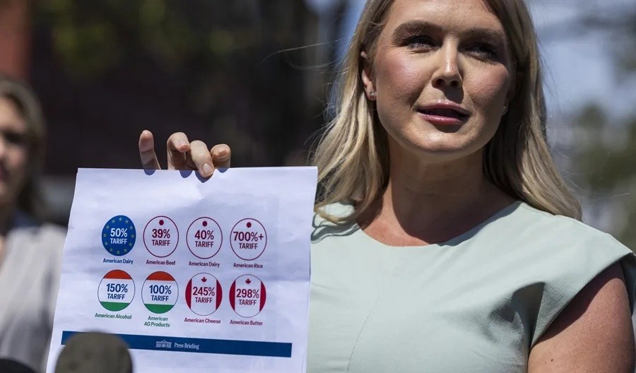 La portavoz de la Casa Blanca, Karoline Leavitt, muestra documento con aranceles a productos de EE. UU.