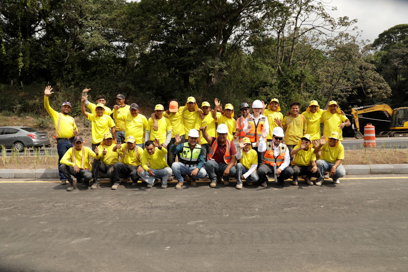 Uno de los grupos de trabajadores que participaron en las labores de rehabilitación de la autopista Palín-Escuintla.