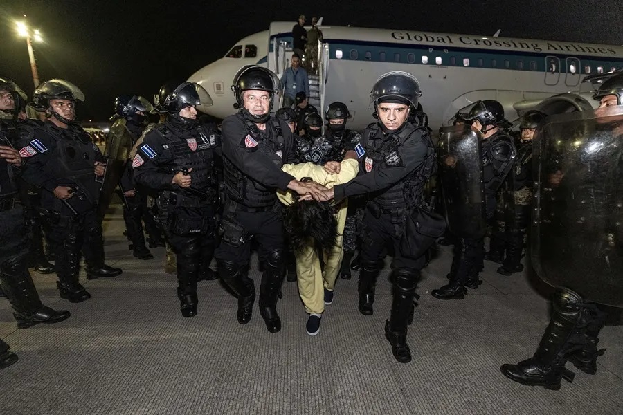 El Salvador recibió el primer vuelo de EE. UU. con deportados de otros países, entre estos, varios miembros de la organización venezolana Tren de Aragua.