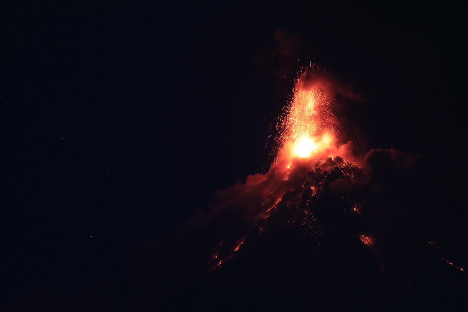 Conred se declara en alerta anaranjada por actividad del volcán de Fuego e incendios