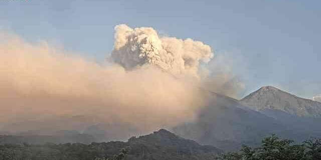 Empieza evacuación en comunidades cercanas al volcán de Fuego