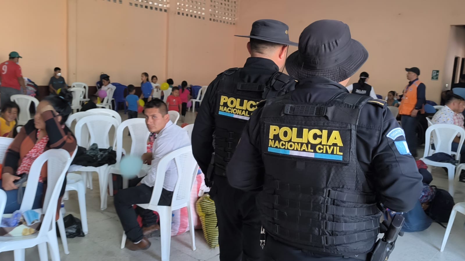 PNC da seguridad a los albergados por la actividad del volcán de Fuego. / Foto: PNC.