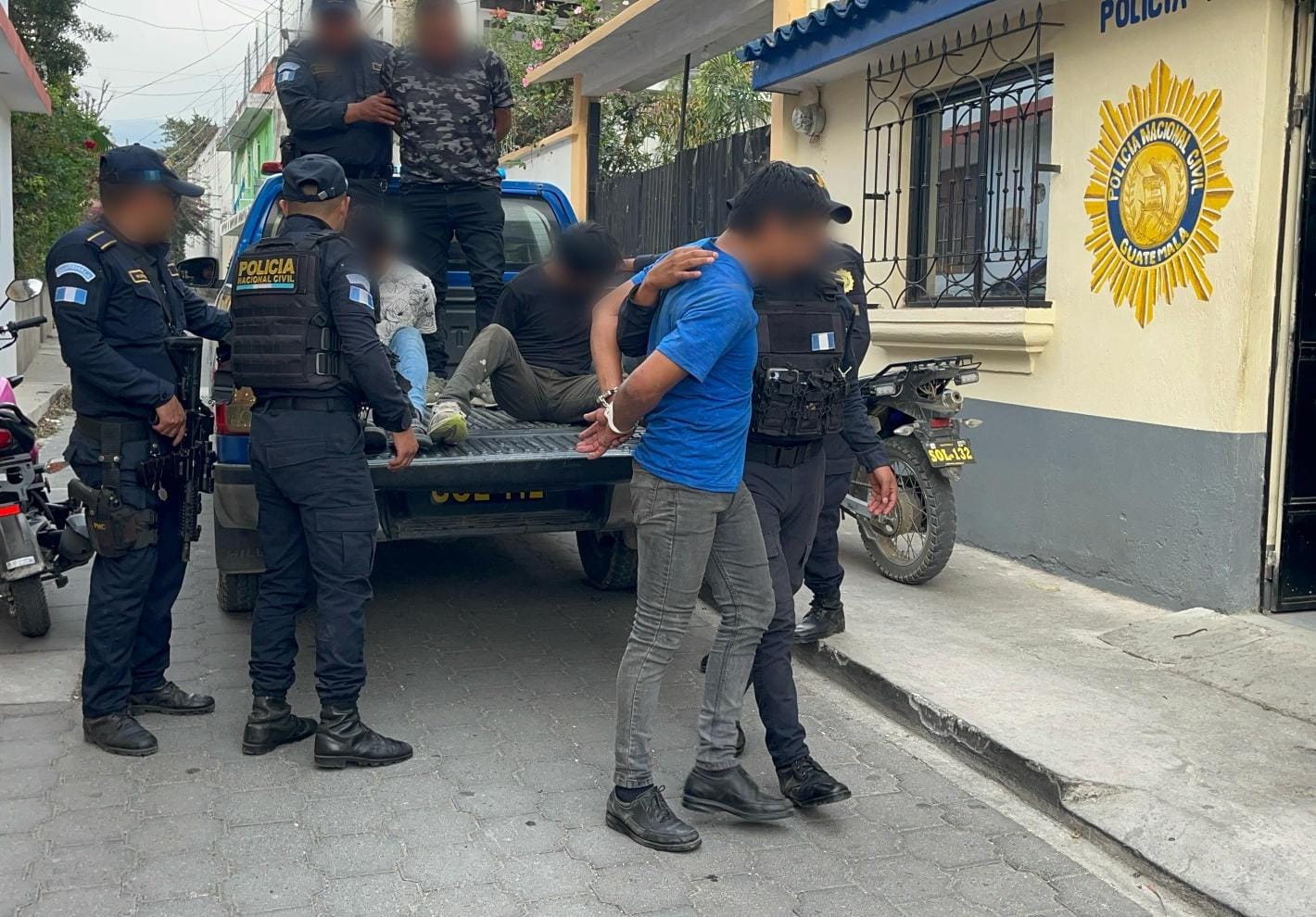 Allanamientos en Sololá deja ocho personas capturadas por narcomenudeo. / Foto: PNC