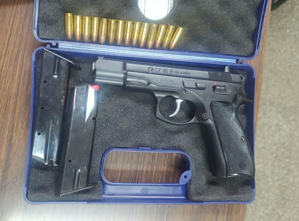 El menor fue sorprendido en posesión de una pistola marca CZ, modelo 85 B, calibre 9 mm, con número de serie H0450. / Foto: PNC.