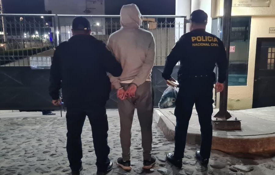 Se trata de Silvestre "N", un enfermero de 32 años, quien se desempeñaba en el área de recuperación del IGSS. / Foto: PNC