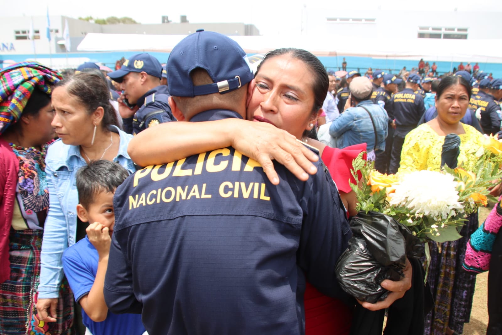 La ceremonia estuvo marcada por la emoción y el orgullo de los graduandos, quienes compartieron este importante logro con sus familiares. / Fotos: Mingob.