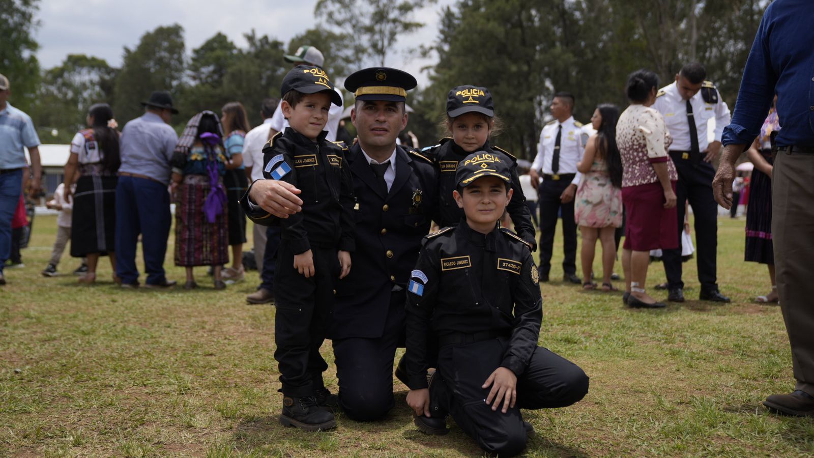 La ceremonia estuvo marcada por la emoción y el orgullo de los graduandos, quienes compartieron este importante logro con sus familiares. / Fotos: Mingob.