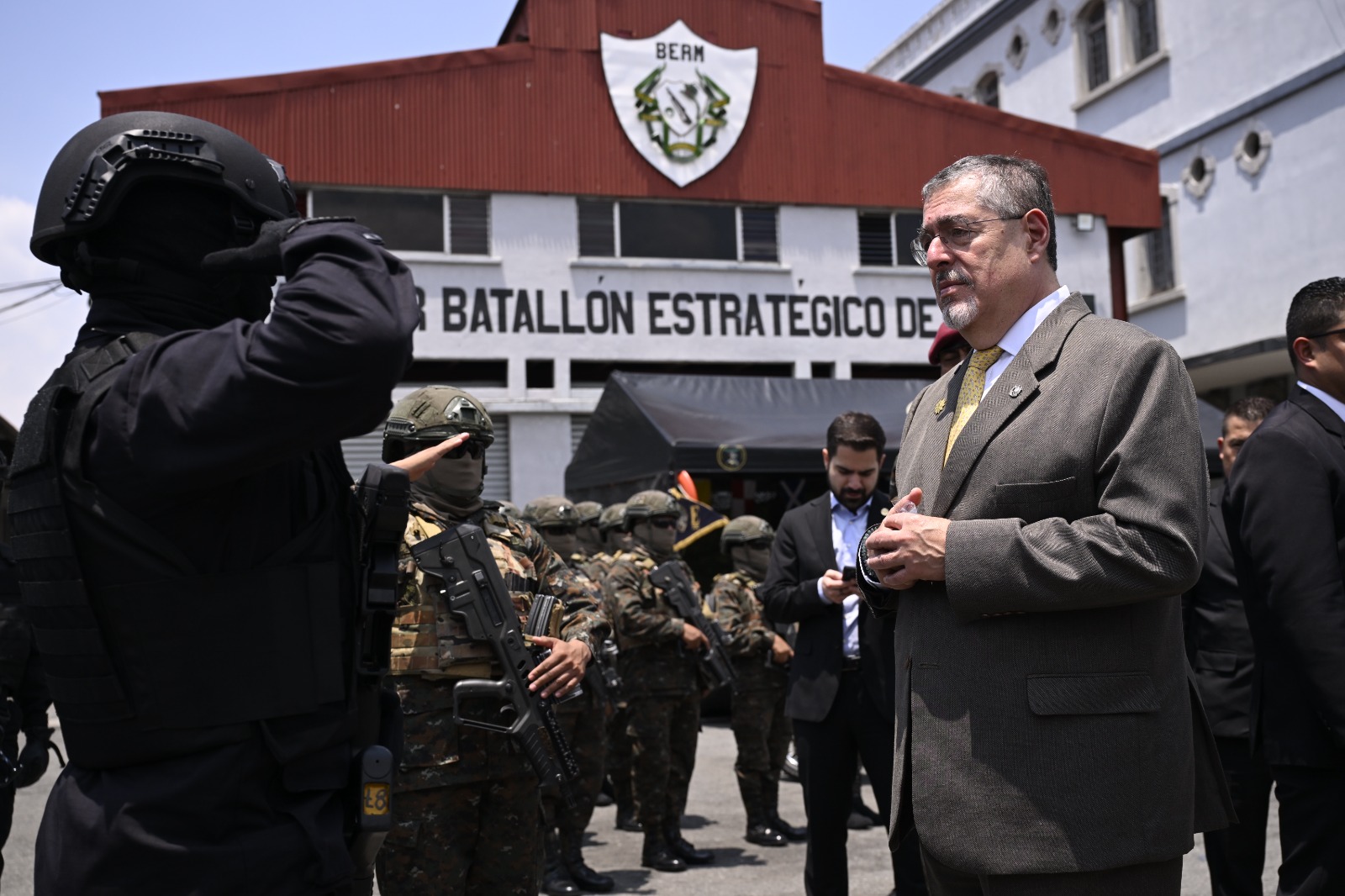 Presidente Arévalo visita el Ministerio de la Defensa y reconoce labor del Ejército