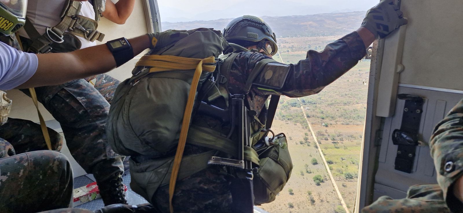 El uso de paracaidistas facilita el despliegue inmediato de soldados a largas distancias en un tiempo reducido. / Foto: Ejército