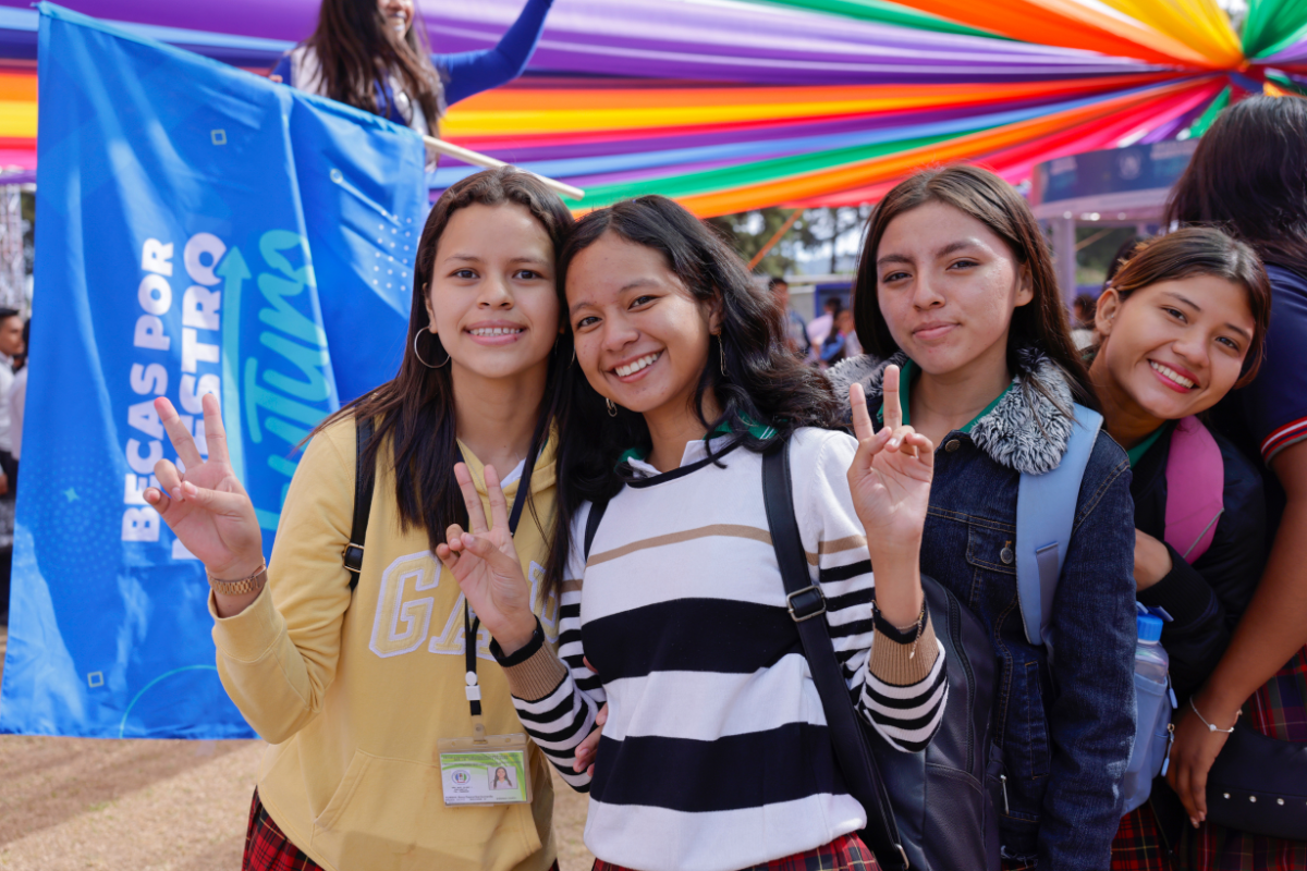 Estudiantes pueden aplicar al programa Becas por Nuestro Futuro desde su página web.