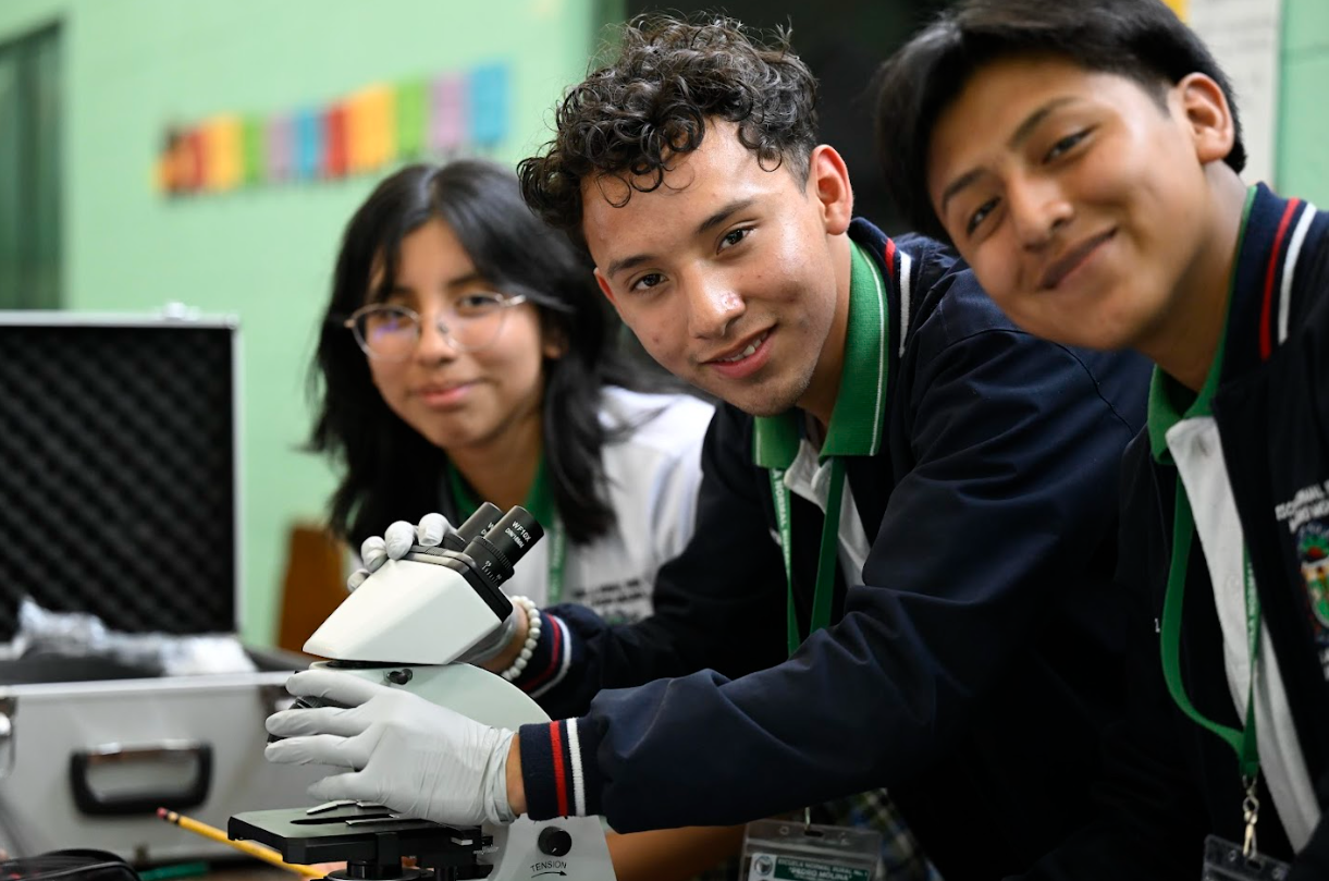Presidente exhorta a los jóvenes guatemaltecos a participar en Becas por Nuestro Futuro