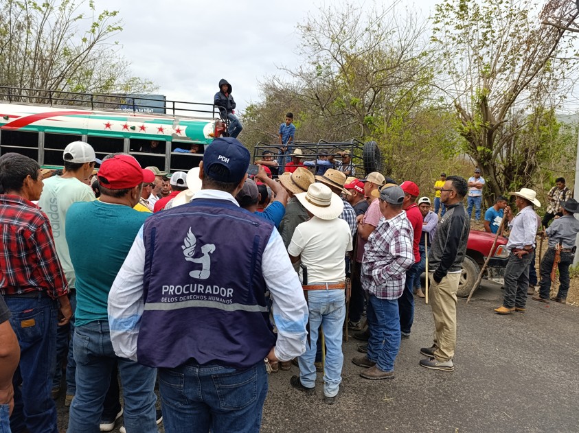 Gobernador de Chiquimula dialoga con vecinos para liberar bloqueo en Olopa