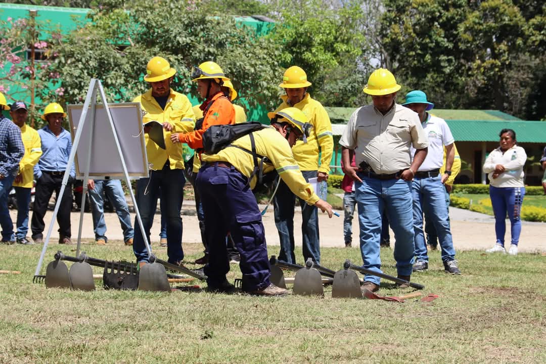 Brigadas comunitarias se capacitan en control de incendios forestales en Jutiapa