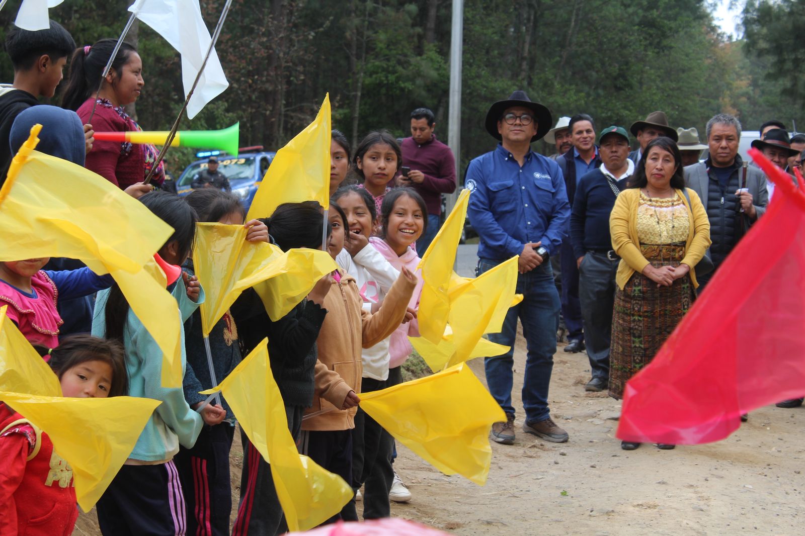 Entrega de mobiliario escolar fortalece acciones de aprendizaje en la niñez de Momostenango
