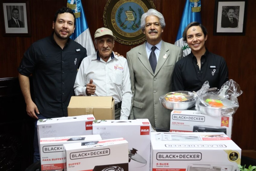 Entregan donación a la Fundación Pro Adulto Mayor Abuelitos Heladeros